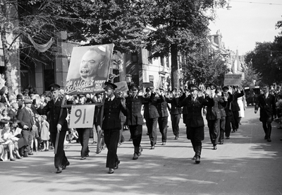 831727 Afbeelding van een groep, mogelijk van de buurtvereniging De Zandhof, in de optocht ter gelegenheid van ...